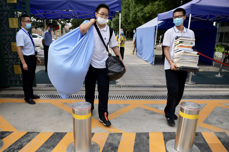 Estudantes saem da escola enquanto Beijing luta contra Covid-19