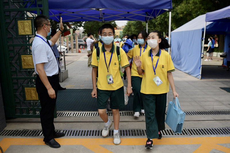 Estudantes saem da escola enquanto Beijing luta contra Covid-19