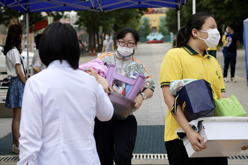 Estudantes saem da escola enquanto Beijing luta contra Covid-19