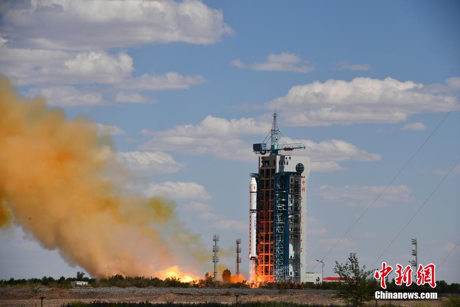 China lança três satélites com sucesso