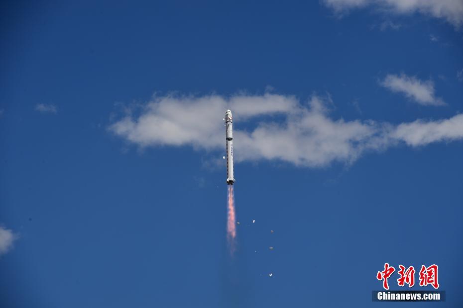 China lança três satélites com sucesso