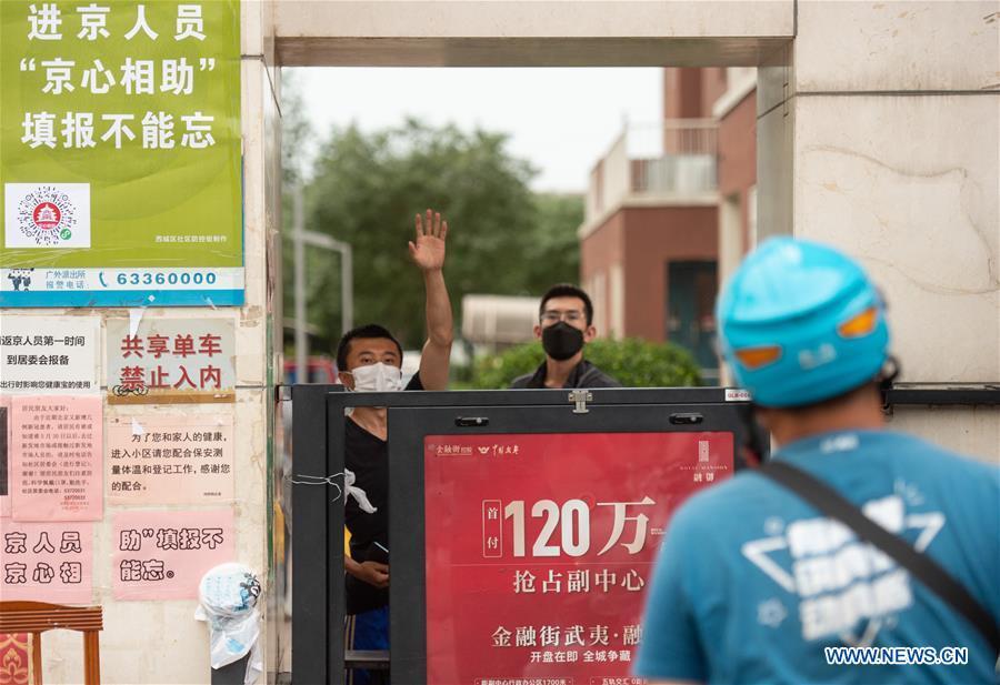 Gerenciamento fechado é retomado em todas as comunidades enquanto Beijing eleva a resposta de emergência à Covid-19