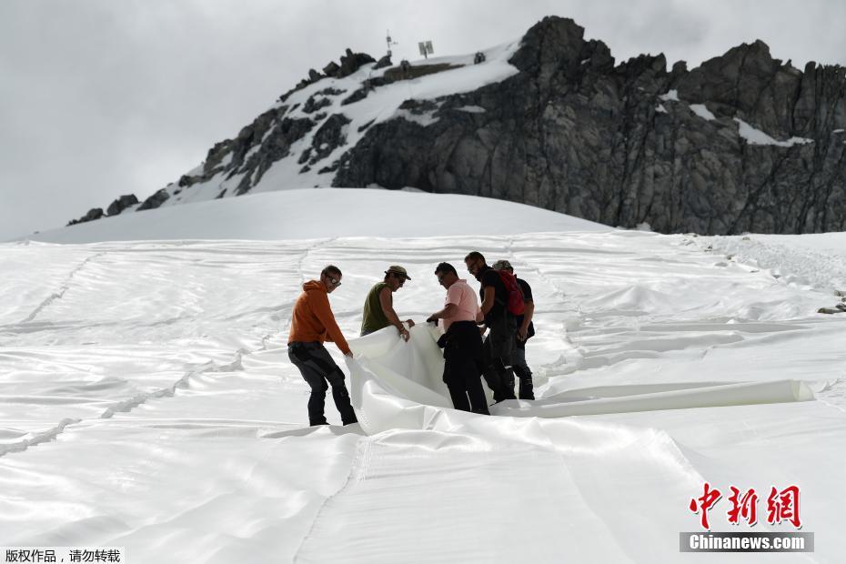 Galeria: Itália reveste neve em topo de montanha com tecido branco