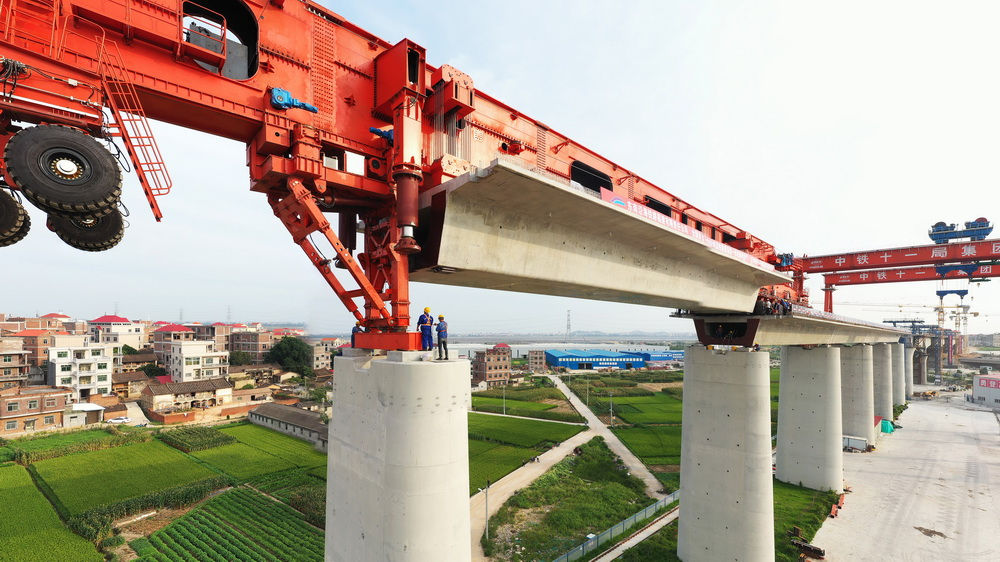China coloca em uso primeira máquina de transporte e montagem de viga de caixa de mil toneladas