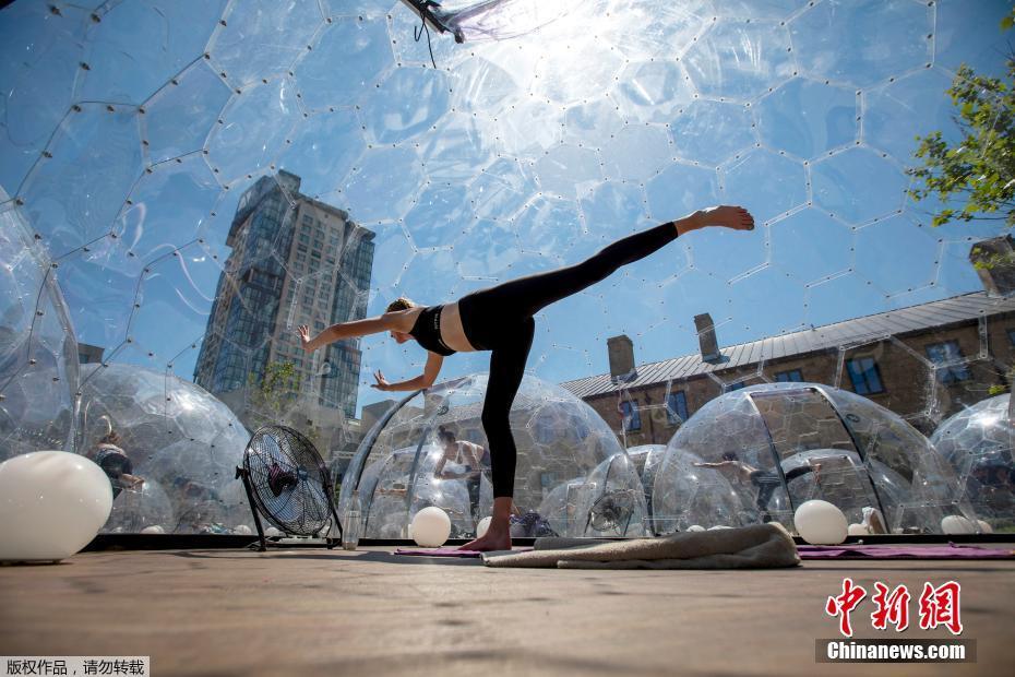 Canadenses praticam ioga em uma cúpula transparente e mantêm o 