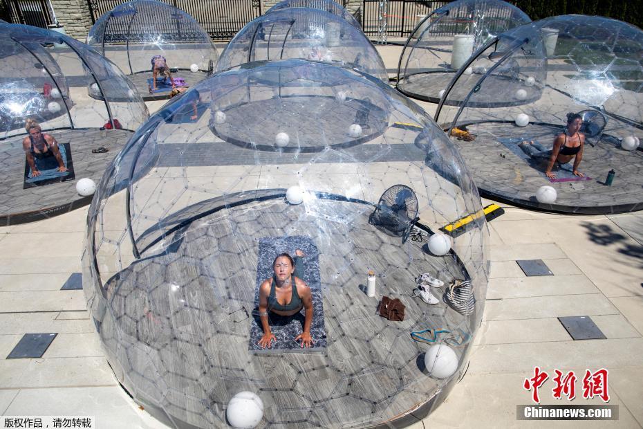 Canadenses praticam ioga em uma cúpula transparente e mantêm o 