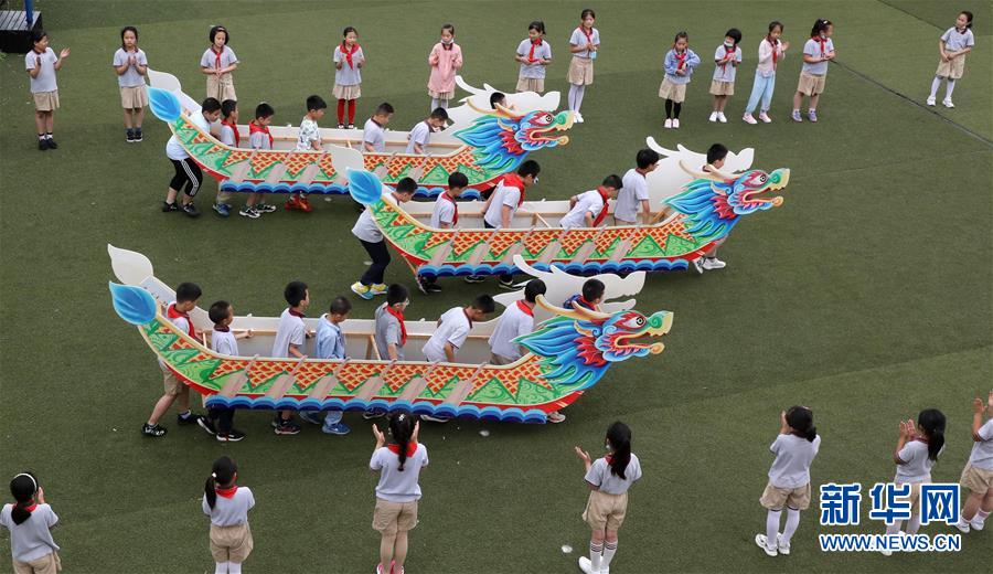 Chineses abraçam o Festival do Barco do Dragão
