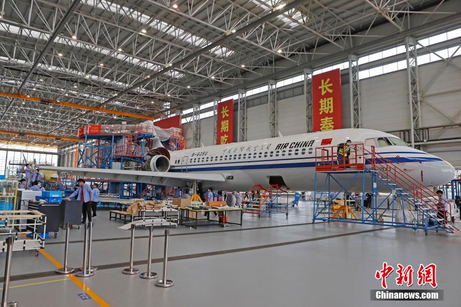 COMAC entrega primeiros aviões regionais ARJ21 à Air China

