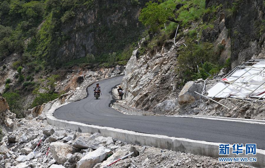 China inclui na rede de transportes a última vila passível de ter caminho asfaltado do país

