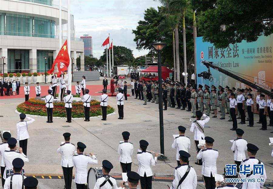 Hong Kong realiza a cerimônia de hasteamento da bandeira nacional para comemorar o 23º aniversário do retorno à China.

