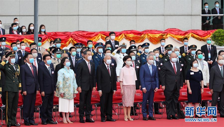 Hong Kong realiza a cerimônia de hasteamento da bandeira nacional para comemorar o 23º aniversário do retorno à China.

