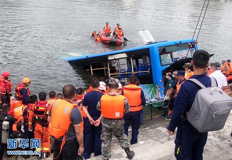 Acidente de ônibus deixa 21 mortes e 16 feridos em Guizhou