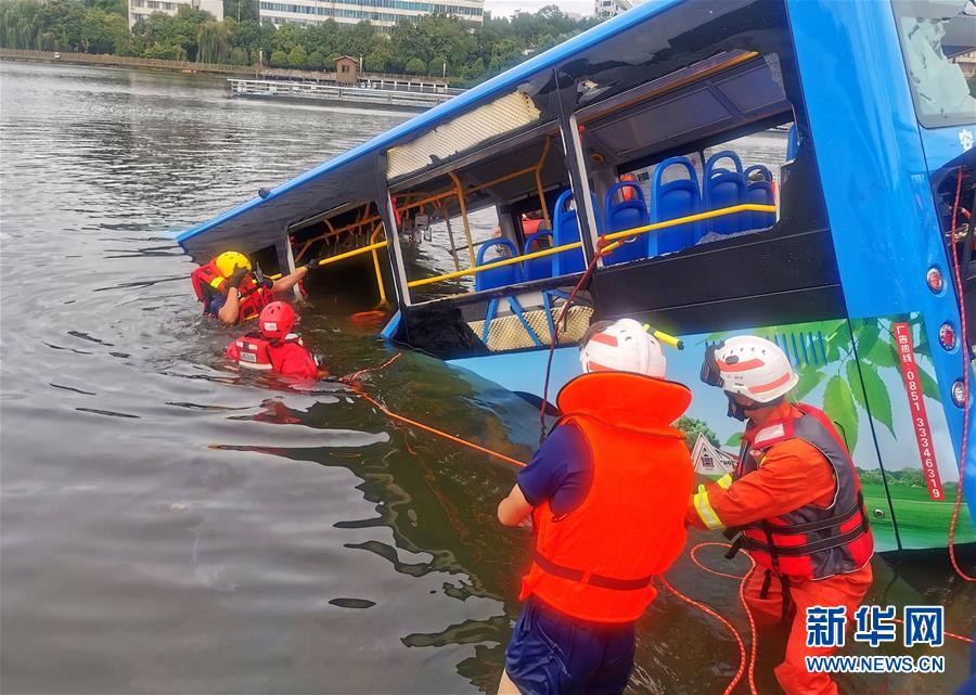 Acidente de ônibus deixa 21 mortes e 16 feridos em Guizhou