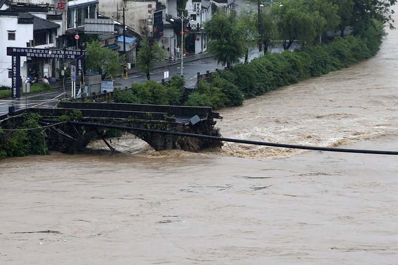 Inundação destrói ponte antiga na província de Anhui