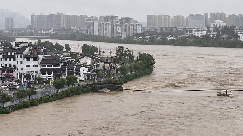 Inundação destrói ponte antiga na província de Anhui