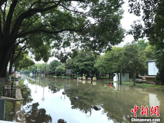 Wuhan: Praia do rio Hankou submergida pela primeira vez em 18 anos