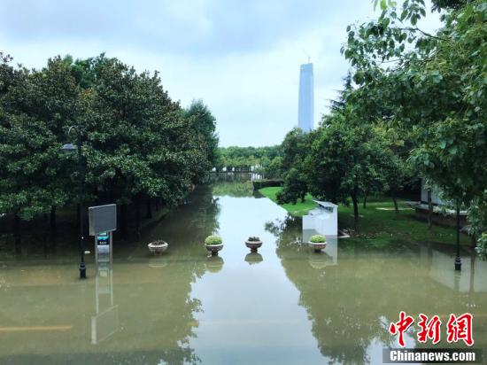 Wuhan: Praia do rio Hankou submergida pela primeira vez em 18 anos