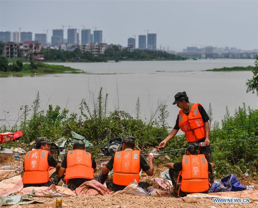 Polícia armada participa de operações de controle de enchentes em Jiangxi