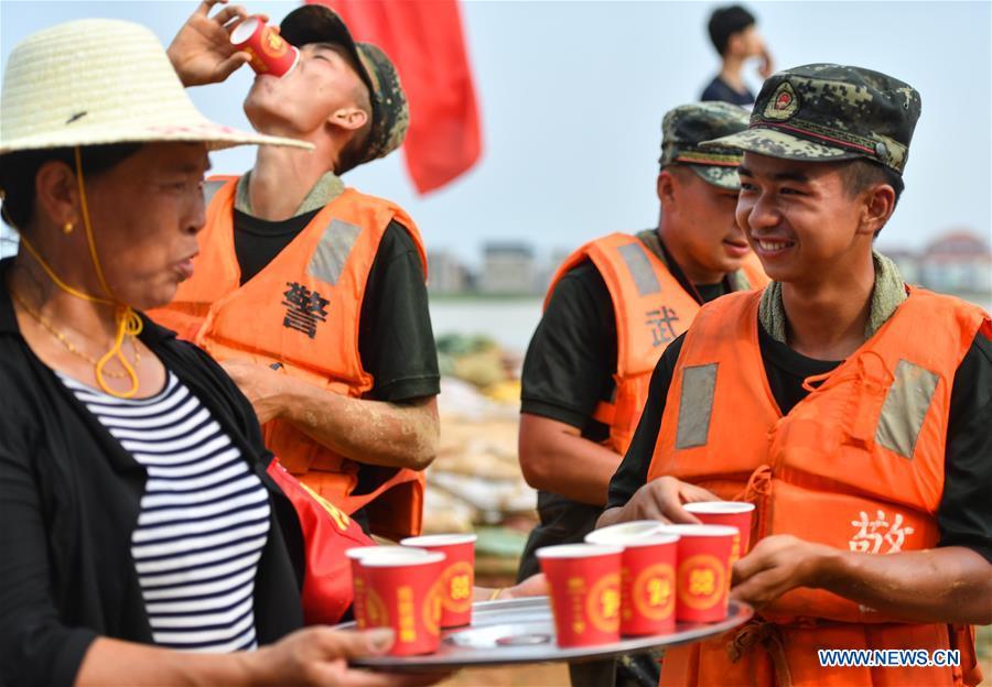 Polícia armada participa de operações de controle de enchentes em Jiangxi