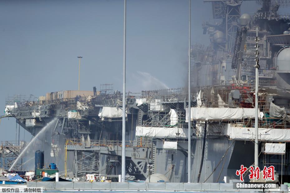 Número de feridos em navio dos EUA em chamas por mais de 48 horas atinge 61