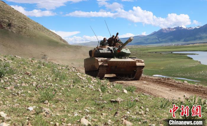 Reigão Autônoma do Tibete: exército chinês realiza manobra a 4700 metros de altitude

