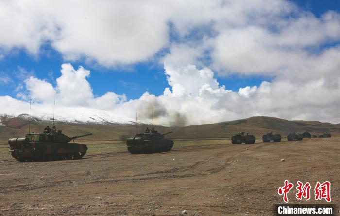 Reigão Autônoma do Tibete: exército chinês realiza manobra a 4700 metros de altitude

