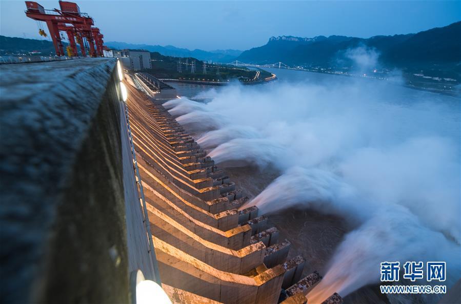 Barragem das Três Gargantas abre comportas para aliviar pressão da segunda inundação do rio Yangtzé 