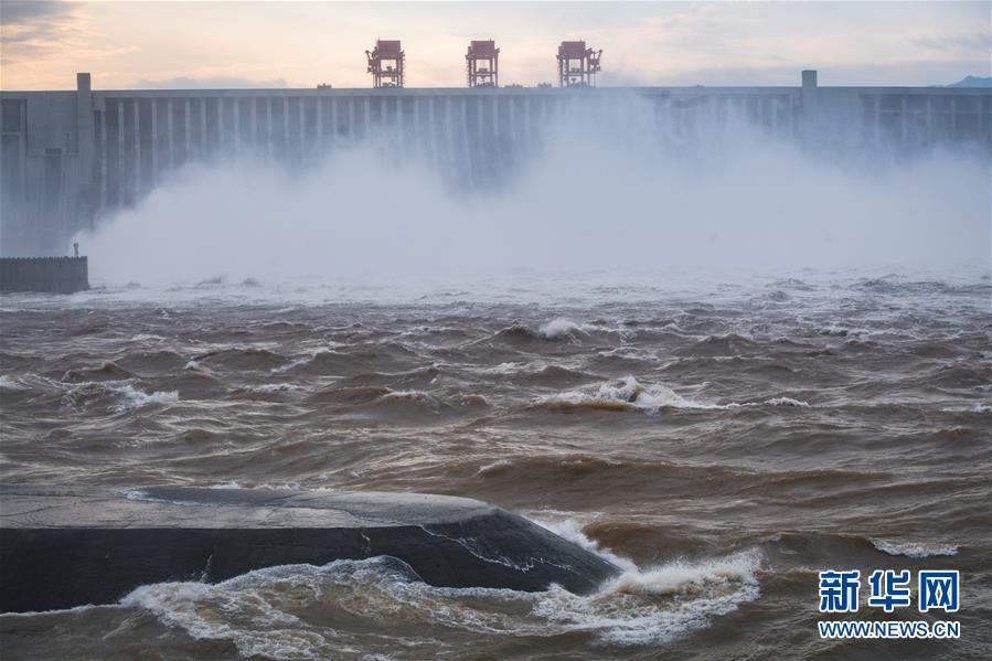 Barragem das Três Gargantas abre comportas para aliviar pressão da segunda inundação do rio Yangtzé 