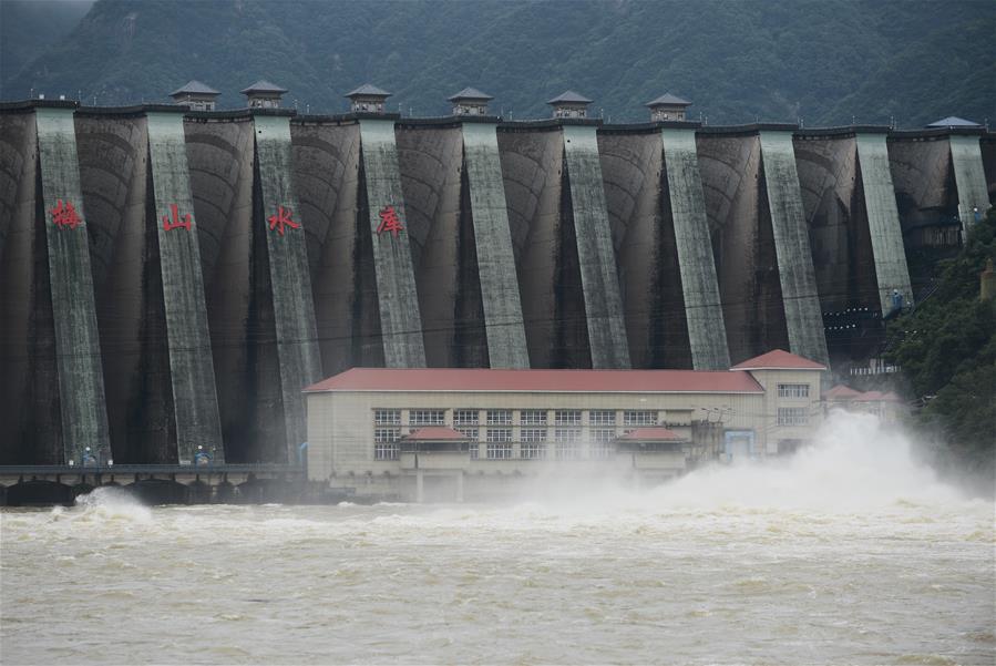 Galeria: reservatório de Meishan em Anhui aumenta descarga de água para prevenção de enchentes