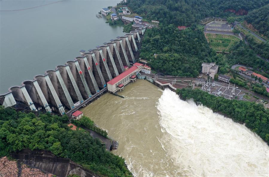 Galeria: reservatório de Meishan em Anhui aumenta descarga de água para prevenção de enchentes