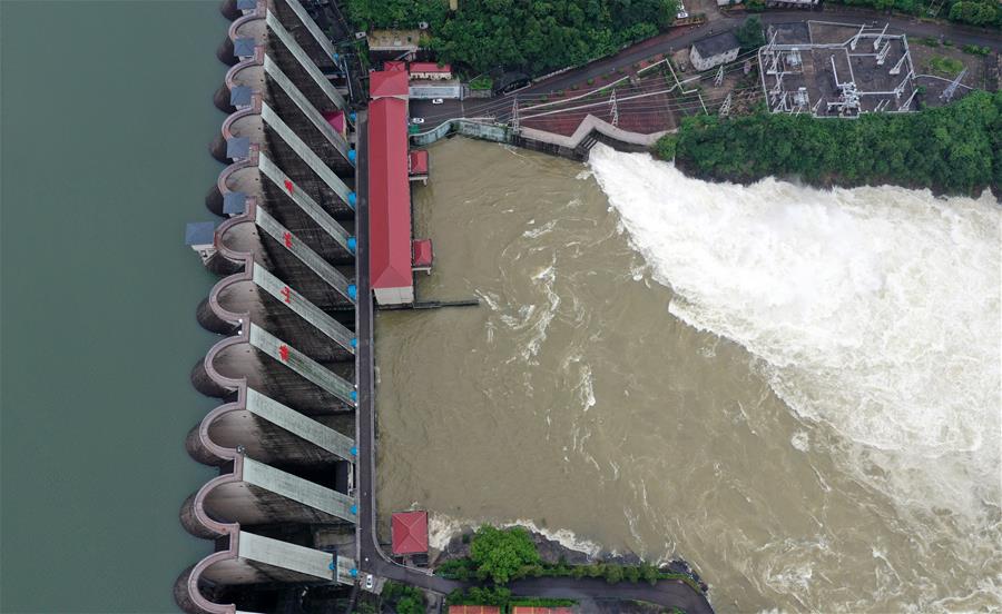 Galeria: reservatório de Meishan em Anhui aumenta descarga de água para prevenção de enchentes