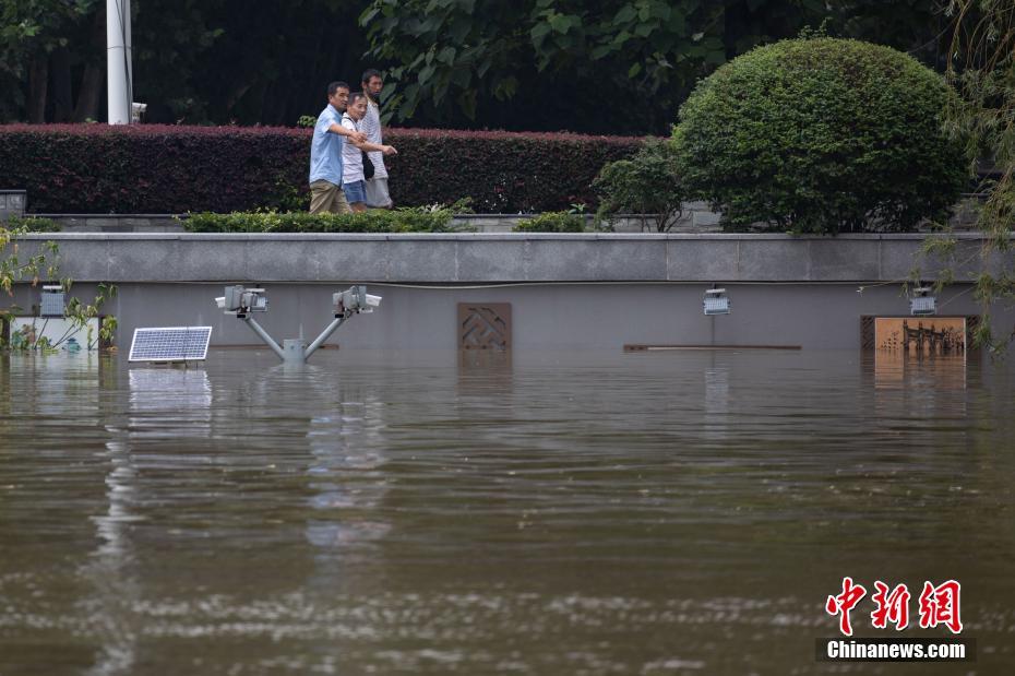 Nanjing: nível das águas do rio Qinhuai permanece alto