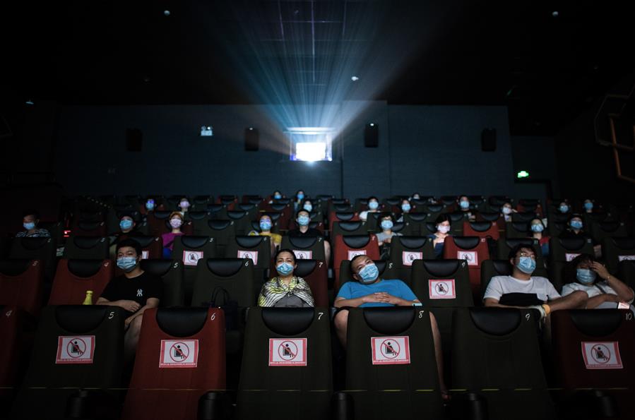 Galeria: Hubei reabre cinemas de maneira ordenada