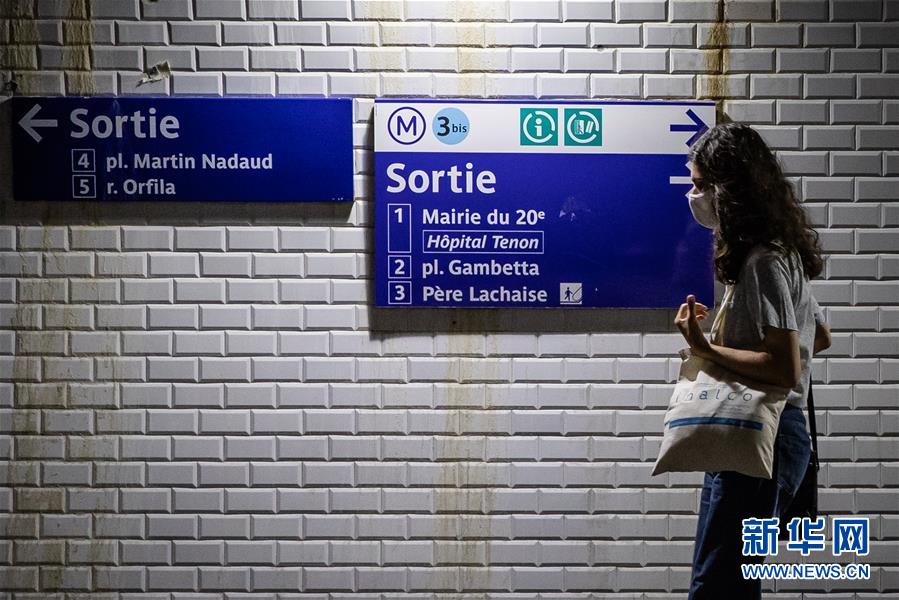 França obrigará uso de máscara em locais públicos fechados