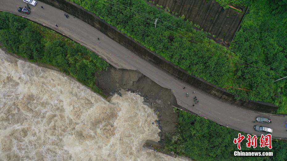 Tibete: Chuvas provocam deslizamento de terra na estrada em Linzhi