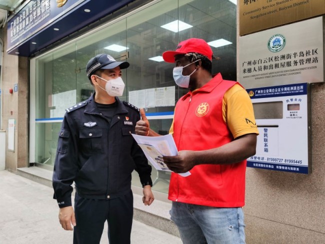 Voluntário africano em Guangzhou suscita energia positiva durante a pandemia