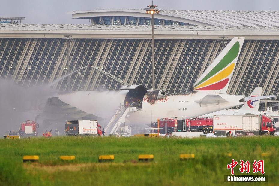 Shanghai: avião pega fogo no Aeroporto de Pudong  