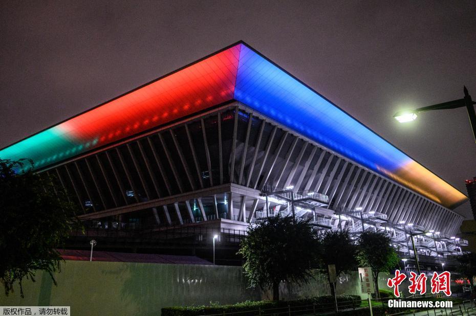 Edifícios iluminados no Japão para celebrar um ano para a abertura dos Jogos Olímpicos de Tóquio