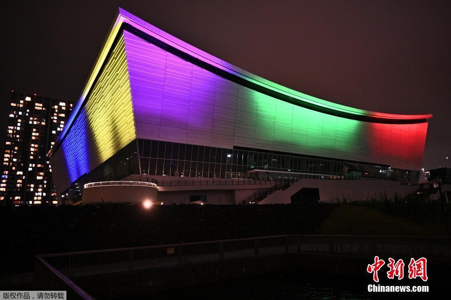 Edifícios iluminados no Japão para celebrar um ano para a abertura dos Jogos Olímpicos de Tóquio