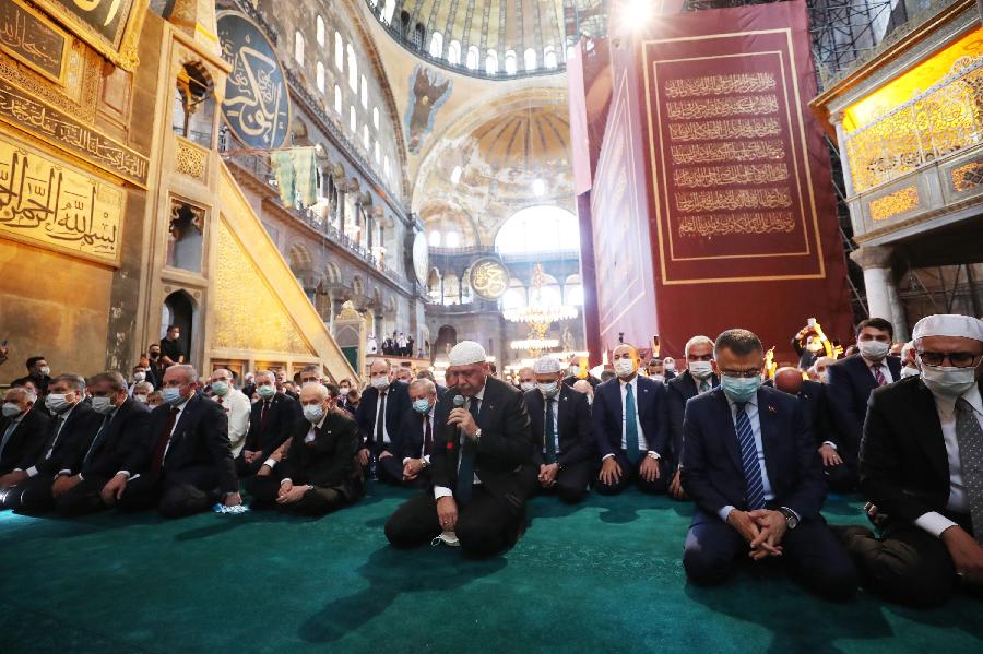 Milhares de turcos comparecem às primeiras orações em Hagia Sophia em Istambul