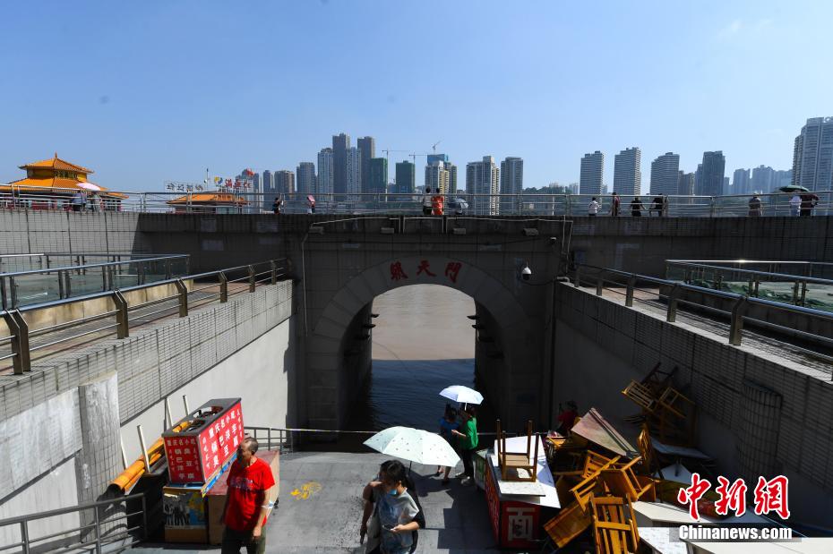 Chongqing: porto de Chaotianmen inundado pelas cheias