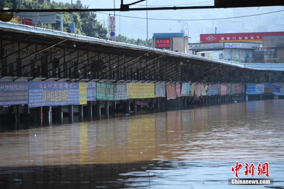 Chongqing: porto de Chaotianmen inundado pelas cheias