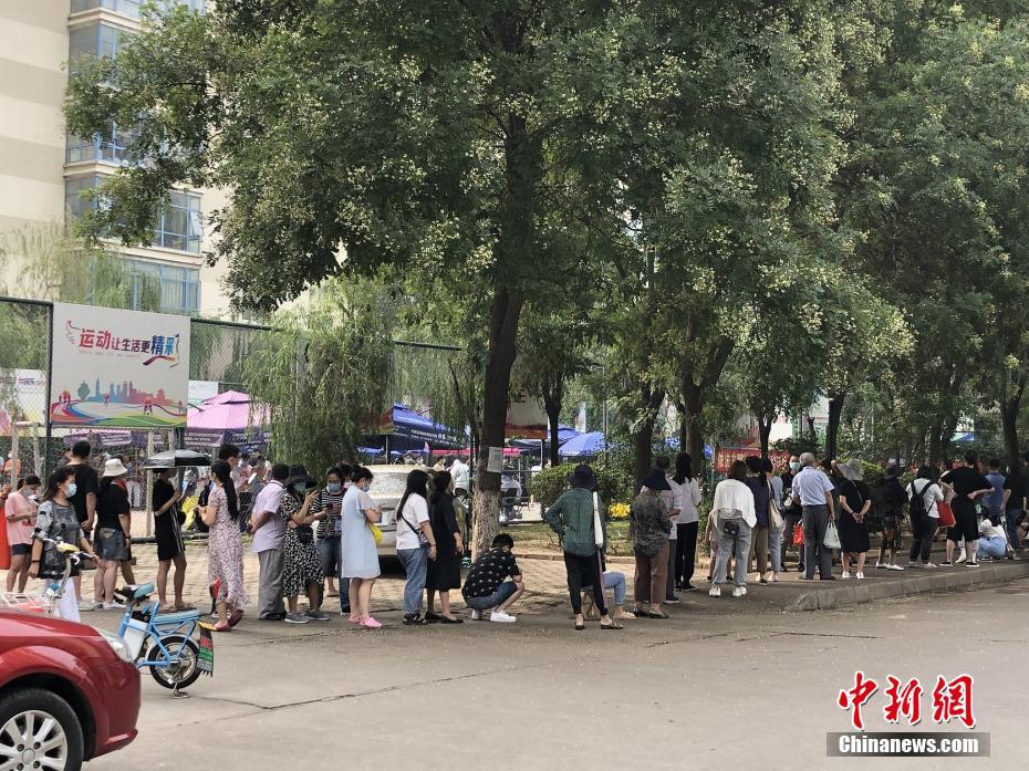 Beijing: Comunidade de Tiantongyuan realiza testes de ácido nucleico para residentes
