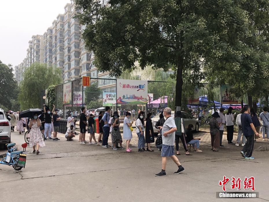 Beijing: Comunidade de Tiantongyuan realiza testes de ácido nucleico para residentes