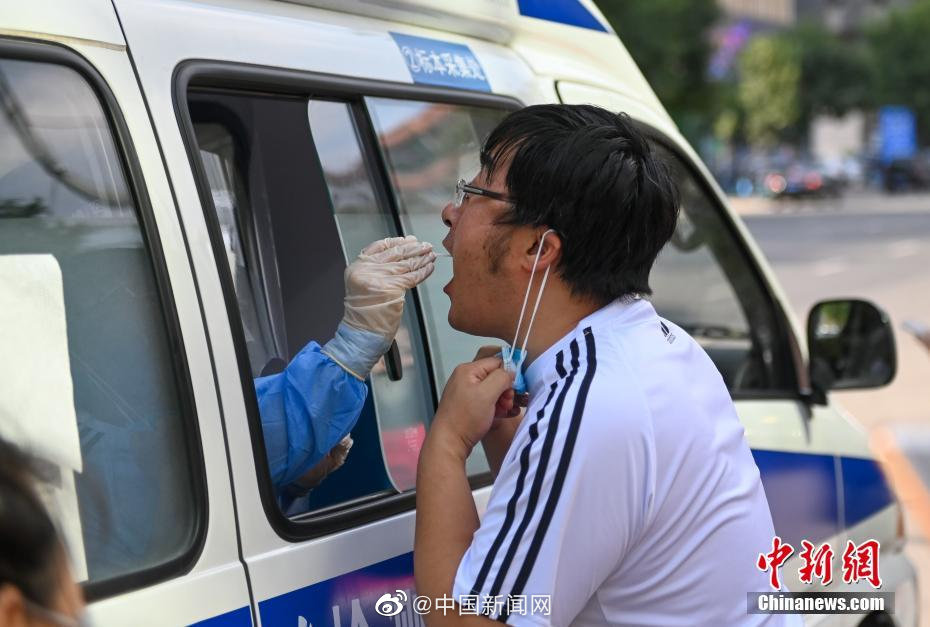 Shenyang: ambulância médica realiza testes de ácido nucleico