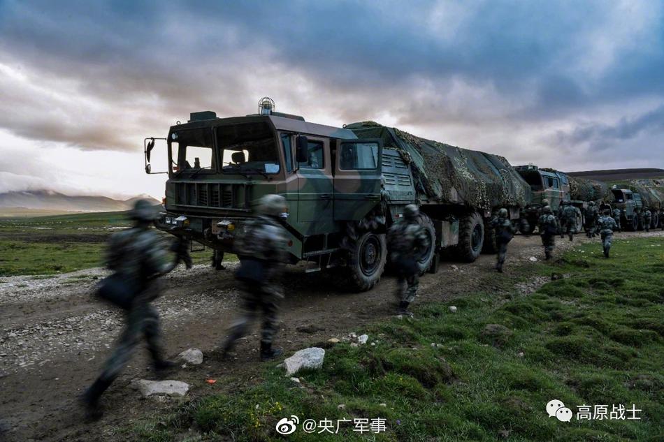 Comando militar do Tibet da China realiza exercício de artilharia em alta altitude