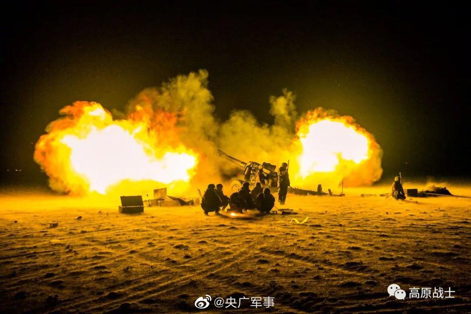 Comando militar do Tibet da China realiza exercício de artilharia em alta altitude