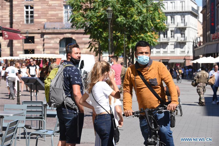 O uso de máscaras é obrigatório ao ar livre em muitas cidades francesas