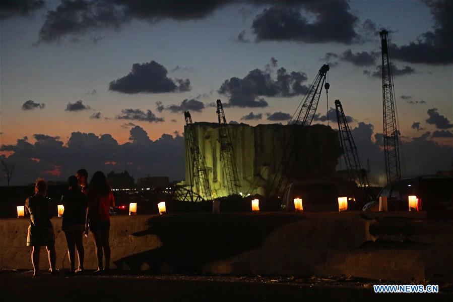 Galeria: pessoas choram por vítimas das explosões em Beirute