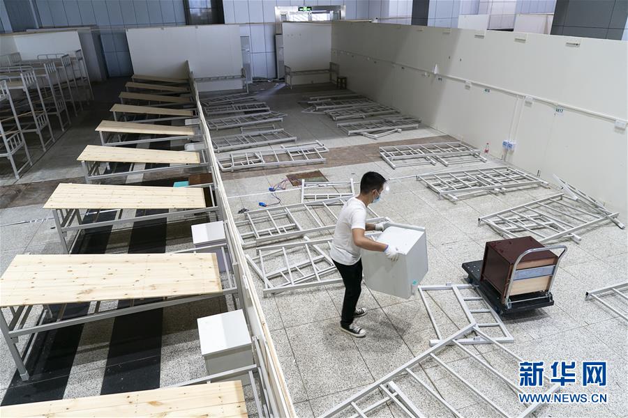 Wuhan começa a desmontar hospital de campanha de Jianghan 